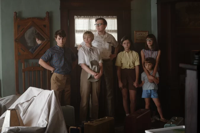 Paul Dano, Michelle Williams, Keeley Karsten, Sophia Kopera, Gabriel LaBelle, and Julia Butters in The Fabelmans (2022)