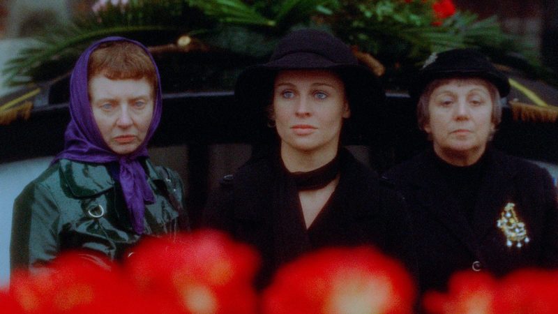 Julie Christie, Hilary Mason, and Clelia Matania in Don't Look Now (1973). Screen grab courtesy of The Criterion Collection.