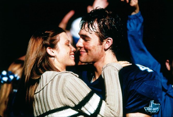 Amy Smart and James Van Der Beek in Varsity Blues 